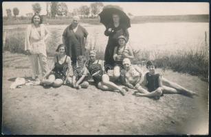 cca 1920-1930 Balatoni fürdőzők, fotólap Kurzweil műterméből, 9×14 cm
