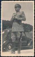 1940 Olasz katonatiszt Fiat autóval, fotólap, hátoldalon feliratozva, 13,5×8,5 cm