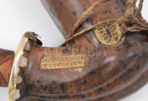 Tajtékpipa ezüst (Ag) szerelékkel. Jelzett, ezüst XIX. sz. Selmecbányai kálváriát ábrázoló faragvánn...