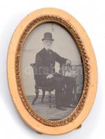 cca 1900-1910 Ülő kalapos úr, ferrotípia, ovális, kitámasztható üvegezett képkeretben, 8x5 cm