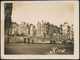cca 1942 Kijev, Ukrajna, rommá lőtt város, fotó, felületén törésnyomok, kis szakadással, 9×12 cm