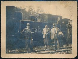 cca 1920-1930 Mozdony az állomáson, fotó, felületén törésnyomok, szakadás, 11,5×15,5 cm
