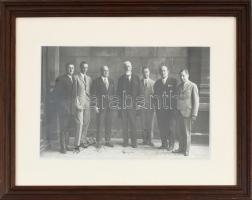 1932 Országházi fotó, rajta gr Apponyi Albert, gr. Apponyi György, Dinnyés Lajos korjegyző és más országgyűlési képviselők mindegyikőjük autográf aláírásával 22x17 cm Üvegezett keretben