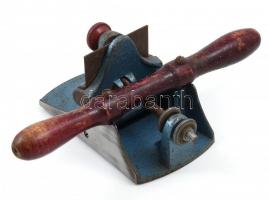 Kétkezes gyalu, fém és fa, kopásnyomokkal, rozsdafoltokkal, 25,5x17x9 cm