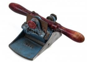 Kétkezes gyalu, fém és fa, kopásnyomokkal, rozsdafoltokkal, 25,5x17x9 cm