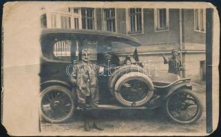 1915 I. világháborús katonák automobillal, fotólap, megírva, K. u. K. FELDPOSTAMT 51 bélyegzéssel, kis sarokhiányokkal, törésnyomokkal, 14x8,5 cm