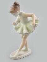 Hollóházi porcelán balerina, kézzel festett, jelzett, lábán sérült, m: 14 cm