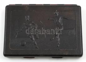 Bakelit futballozókat ábrázoló cigarettatárca, sérült, kopásnyomokkal, 8×11 cm