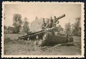 1941 II. világháborús magyar katonák elhagyott szovjet KV-2 nehéz harckocsival (Megsüllyedt orosz óriástank), hátoldalán feliratozott fotó, 8,5x5,5 cm / WWII Hungarian soldiers with abandoned Soviet KV-2 heavy tank, photo