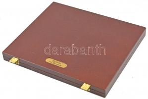 Fa éremtartó doboz 12db férőhellyel (55x55mm fészkekkel) használt, de jó állapotban