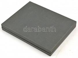 Érmetartó kazetta egy kivehető tálcával, összesen 24db férőhellyel (50x50mm). Használt, de jó állapo...