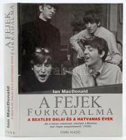 Ian MacDonald: A fejek forradalma. A Beatles dalai és a hatvanas évek. Ford.: Révbíró Tamás. Bp., 1999, Park Kiadó, 404 p. Kiadói kartonált papírkötés, jó állapotban.