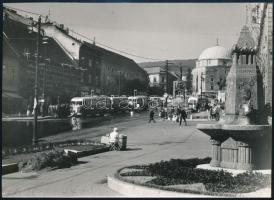 1959 Pécs, főtér, Zsolnay-kút, Ikarus buszok, fotó, szép állapotban, 13×17,5 cm