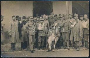 cca 1917 Magyar sebesült katonák egy kórház előtt, eredeti fotó, egyik sarkán törésnyom, 9×14 cm