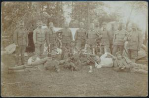 1916 Lovas lövészkatonák egy táborhelyen Munkács mellett, képeslapként elküldött eredeti fotó, jó állapotban, pecséttel, 9×13,5 cm
