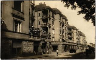 1930 Budapest II. Rózsadomb, Gróf Mailáth paloták a Keleti Károly utcában, Rádió Antenna villanyszerelő, illatszerek és háztartási cikkek, Forum üzlet, autó. Ákontz dohányáruda kiadása