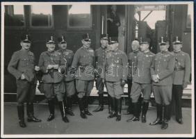 1937 Taróczy Nándor (1874-1973) altábornagy, hírszerző (középen) magas rangú tisztekkel Budapesten, elutazása előtt, hátoldalon dátumozva, 5,5×8 cm
