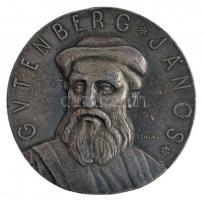 Csillag István (1881-1968) 1940. Gutenberg János / Dicséret, dicsőség, diadal Gutenberg János nevének mert általa lett mindenki kincse a tudás 1440-1940 - Kertész Árpád ezüstözött bronz emlékérem (65mm) T:3 ph., ütésnyomok