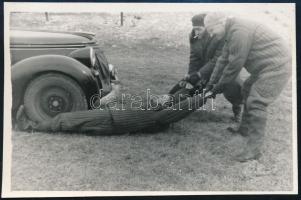 1956. március, húzzuk ki a kocsi alól, humoros horror fotó, 6×8,5 cm