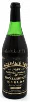 1984 Hosszúhegyi Merlot 1984, muzeális bor, hajós-bajai borvidék, szakszerűen tárolt bontatlan palack vörösbor, kopott, a címkén sérülésnyomokkal, 0,75l.