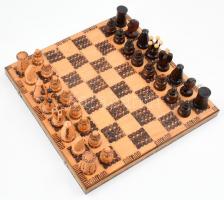 Faragott fa sakk készlet, pirográf díszítéssel, 40x40 cm