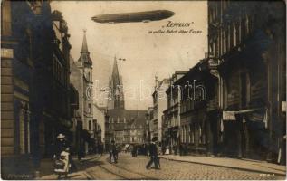 1909 "Zeppelin" in voller Fahrt über Essen / German airship lands over Essen (fl)