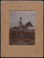 cca 1914 Katona lovon, kartonra ragasztott fotó, 10,5×8 cm