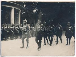 A német császár látogatása a bolgár uralkodónál: I. Ferdinánd bolgár cár (1861-1948), mellette II. Vilmos német császár (1859-1941), Cirill bolgár herceg (1895-1945), Borisz (1894-1943) trónörökös, későbbi bolgár cár, Vaszil Radoszlavov miniszterelnök, hátoldalon feliratozott fotó, sarkán törésnyom, 12×16 cm