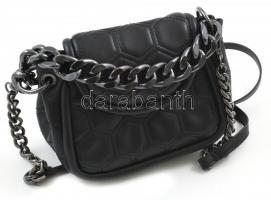 Zara lánccal díszített fekete női táska, jó állapotban, 20x14 cm