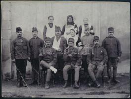 cca 1914-1918 Sebesült katonák ápolónőkkel, keményhátú fotó, felületi sérüléssel, 11,5×15 cm