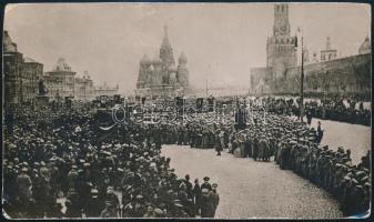 cca 1917 Anarchia Oroszországban, békedemonstráció Moszkvában, hátoldalon feliratozott sajtófotó, sarkain sérülésekkel, 10,5×17 cm