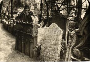 1964 Praha, Prag, Prague; Stary zidovsky hrbitov. Náhrobek Rabiho Jehudy Löwa / Old Jewish Cemetery. The Rabbi Jehuda Löwe's Tomb. Judaica (EB)