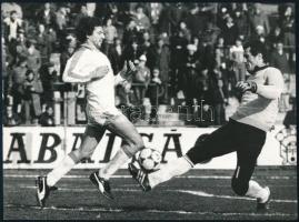 1983 Bp. Honvéd-PMSC (2-1) labdarúgó-mérkőzés, Esterházy Márton (1956- ), a Honvéd játékosának csatája a Pécs kapusával, hátoldalán feliratozott sajtófotó, 24x18 cm