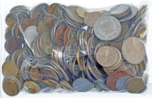 Vegyes, magyar és külföldi érmetétel mintegy ~1kg súlyban T:vegyes Mixed, Hungarian and foreign coin lot (~1kg) C:mixed