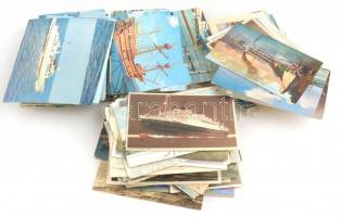 Kb. 366 db RÉGI és MODERN hajós motívum képeslap vegyes minőségben dobozban / Cca. 366 pre-1945 and ...