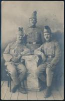 1915 Besztercebánya, katonák kalapdísszel, megírt fotólap, 14×9 cm