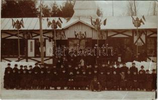 Temesvár, Timisoara; Jégpálya magyar címerekkel és zászlókkal, korcsolyázók csoportképe télen / ice rink, ice skaters' group photo, winter, Hungarian coat of arms and flags (EK)