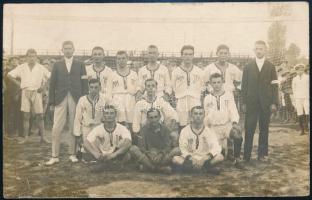 1936 Makói MMTE labdarúgó csapat, hátoldalon feliratozott fotólap, 8,5×13,5 cm