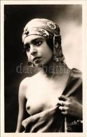 Beautés Arabes. La Jolie Zineb / half-naked Arab woman