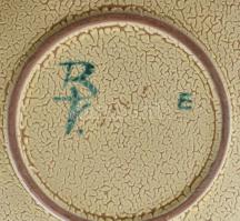 Vegyes retró iparművész tálkák, váza, összesen 5 db. Mázas kerámia, részben jelzettek, egy zsűri cím...