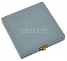 Vincze Dénes (1914-1972) DN Szocreál tudomány témájú bronz plakett (78mm) + műgyantás jelvény, megeg...