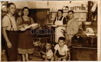 1938 Cegléd (?), Ruszkó étkezde, konyha belső tulajjal és családjával. Puskaporos utca, photo (EK)