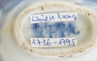 Kínai porcelán tubákos szelence, nyeles réz kupakkal, jelzett (Csien-lung, 1735-1796), m: 6,5 cm