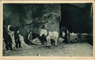Wieliczka, Górnicy przy pracy / Miners at work, salt mine, interior with mining horse, pit pony, mine carts / sóbánya, bányászok munkában
