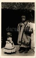 Juhász pipagyújtás közben, magyar folklór / Hungarian folklore, shepherd with pipe