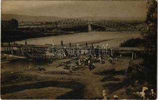 1917 A lerombolt híd közelében a katonaság civilek bevonásával építi az ideiglenes fahidat / WWI Austro-Hungarian K.u.K. military, building of a temporary bridge near the blown-up bridge ruins. photo