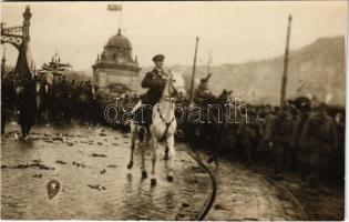 Budapest, Ferenc József híd. Vitéz Horthy Miklós fővezér, Magyarország kormányzójának ünnepélyes bevonulása fehér lovon Budapestre a Nemzeti Hadsereg élén 1919. október 4-én. photo