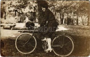 Hölgy kerékpáron / Lady on bicycle. V. Ruml (Turc. Sv. Martin) photo (EB)