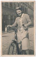 1943 Hölgy kerékpárral / Lady with bicycle. photo