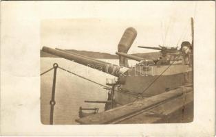 1914 Lovcen. Osztrák-Magyar Haditengerészet csatahajójának ágyúja, háttérben katonai megfigyelő ballon (sárkányballon) / WWI Austro-Hungarian Navy, K.u.K. Kriegsmarine battleship and military observation balloon. photo (fa)